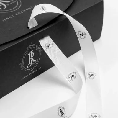 Λευκή σατέν κορδέλα με μαυρη εκτύπωση λογοτύπου