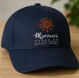 Μπλε καπέλο τζόκεϊ με κεντημένο λογότυπο Marmari Paradise χωρίς ελάχιστη παραγγελία και χωρίς χρέωση κεντητικού από το 10DS Print.